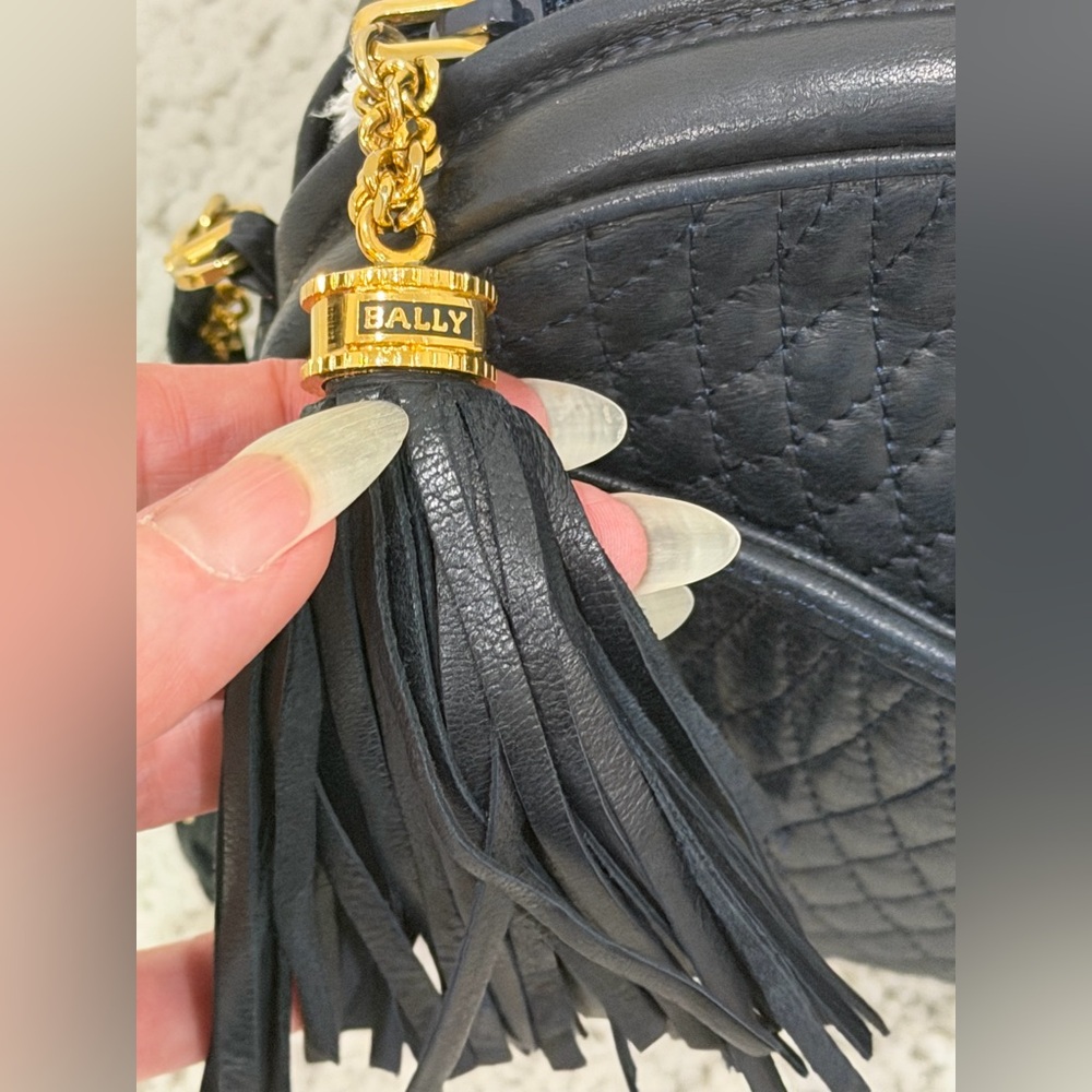 Bally Navy Quilted Leather Shoulder Bag With Gold Chain Strap- Like New! - Picture 4 of 11